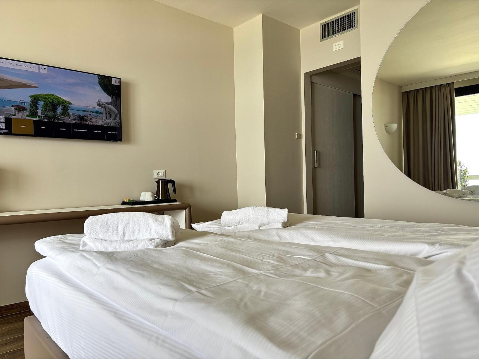 Hotel Aquila D'Oro Desenzano Desenzano del Garda Ngoại thất bức ảnh