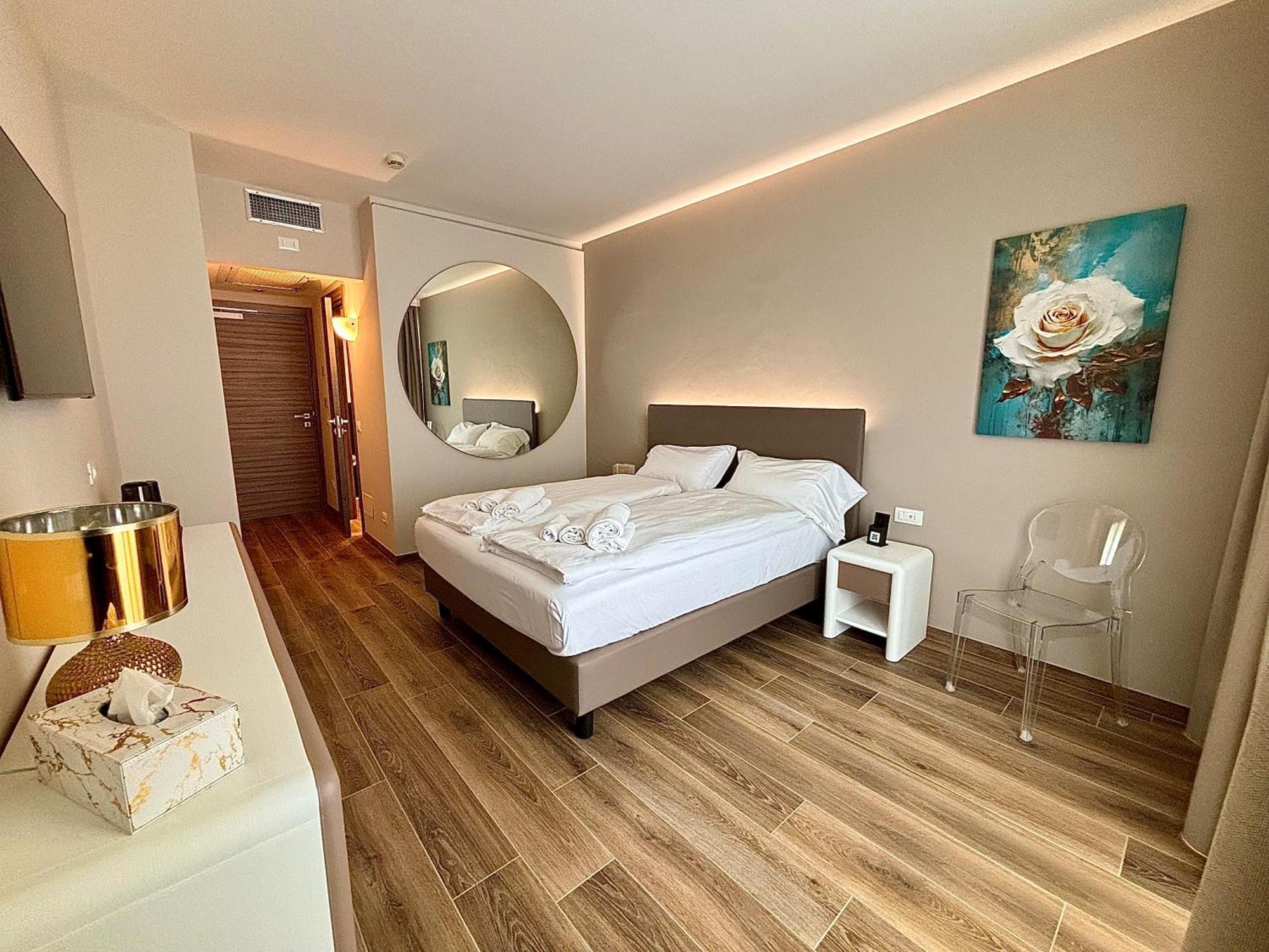 Hotel Aquila D'Oro Desenzano Desenzano del Garda Ngoại thất bức ảnh